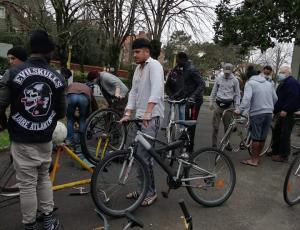 Des jeunes réparent des vélos pour les migrants