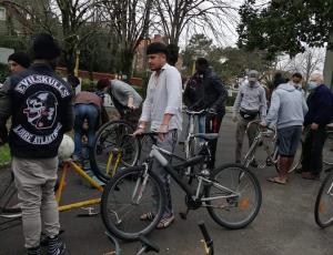 Des jeunes r�parent des v�los pour les migrants