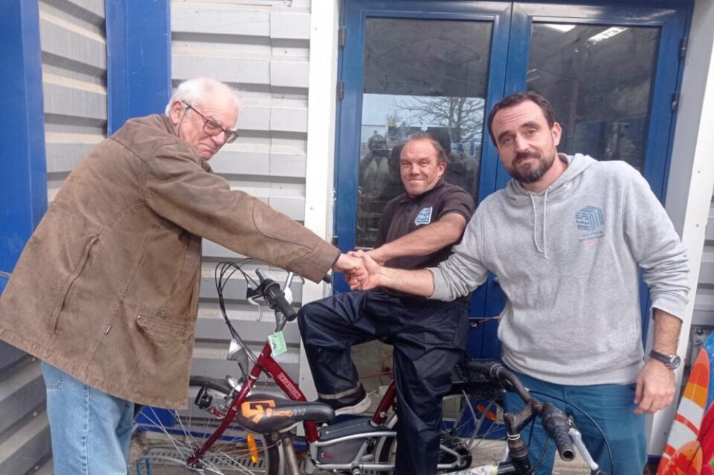 Saint-Brevin les Pins : ils retapent des vieux vélos pour les revendre au profit d'une association solidaire 